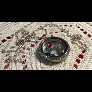 Origami Owl Necklace..Pretty Floating Charms..😊